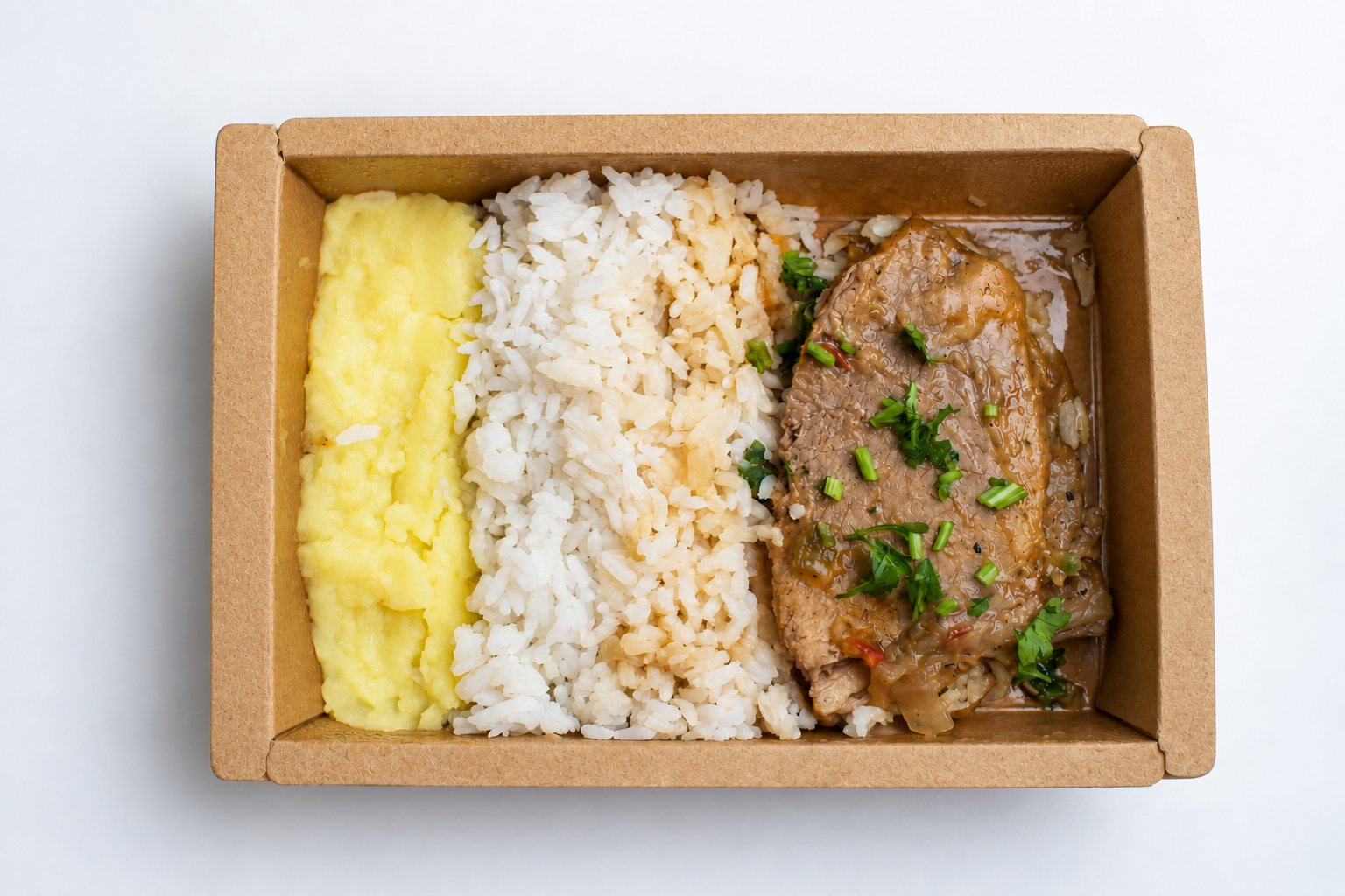 Carne assada ao molho madeira com purê de batata e arroz, na embalagem da Calore